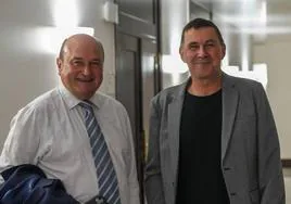Andoni Ortuzar y Arnaldo Otegi, en el Parlamento vasco.