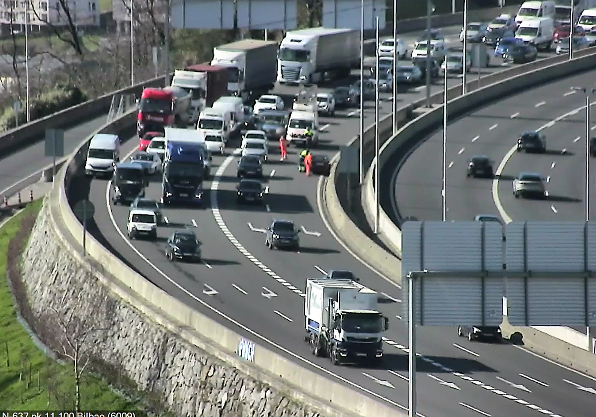 Chocan un camión y un coche en Rontegi