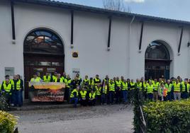 Decenas de agricultores han llevado sus tractores a la sede de Hazi