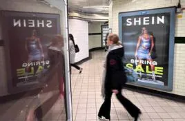 Carteles de Shein en el metro de Londres.