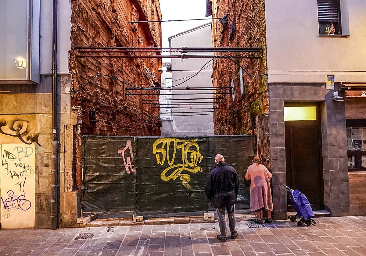 El pequeño solar permanece vacío desde hace más de una década.