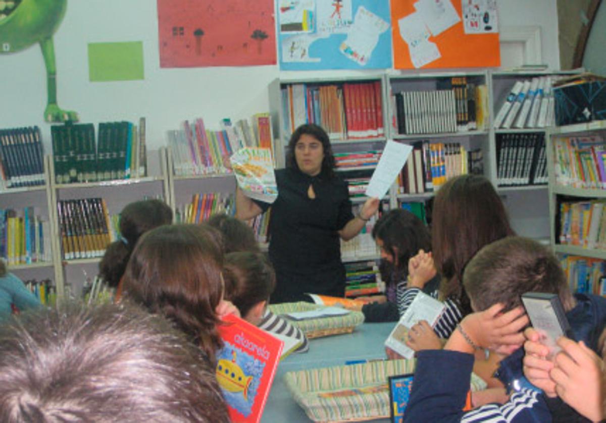 Un grupo de niños y niñas participa en una actividad didáctica paar fomentar la lectura en la biblioteca de Gernika.