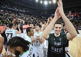 El final del partido contra el Legia fue una fiesta en Miribilla entre jugadores y público