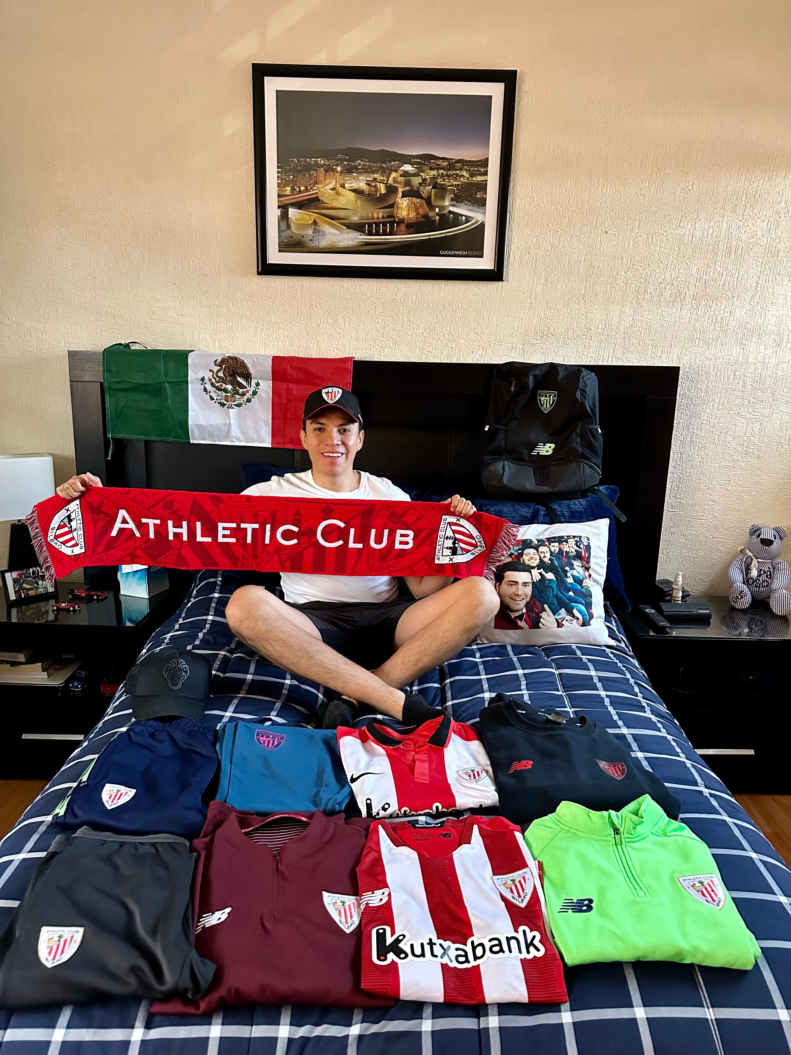 Gustavo posa con su colección de camisetas y equipación deportiva del Athletic