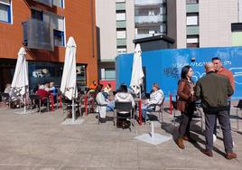 Imagen de una terraza de un bar de Barakaldo en la mañana de este jueves.