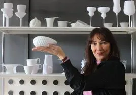 La diseñadora bilbaína Ana Roquero junto a algunas de sus piezas más icónicas en la sede de Cookplay en Sondika.