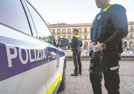 Agentes de la Policía Local patrullan por el centro de Vitoria.