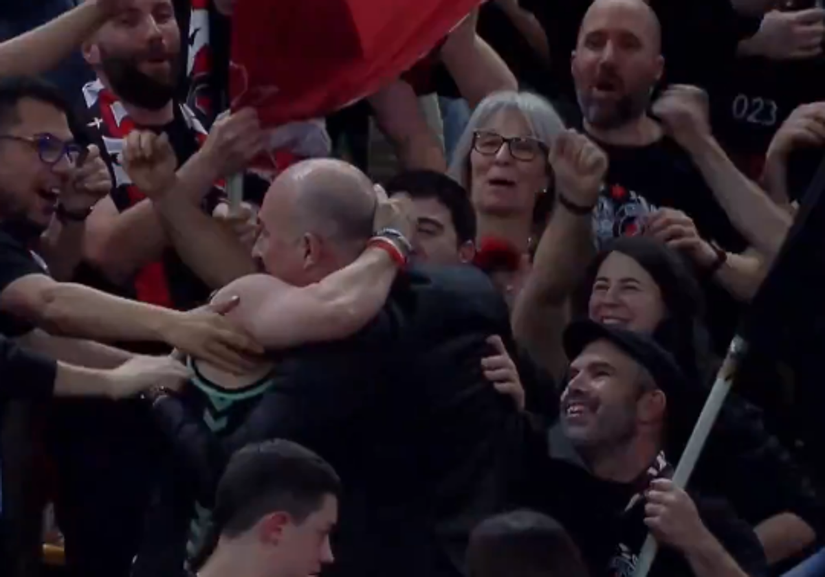 La emotiva celebración de Ponsarnau con la afición del Bilbao Basket