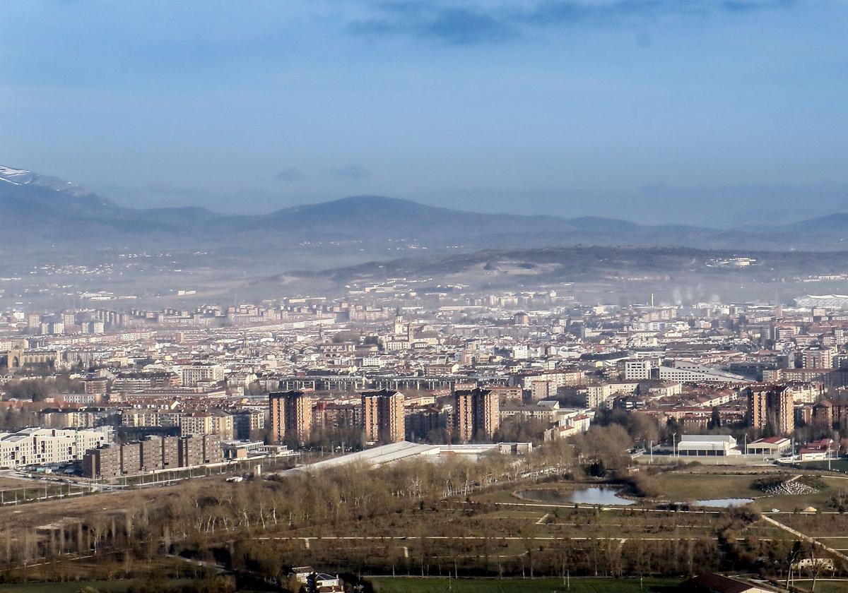 Panorámica de Vitoria en un día en el que se disparan los índices de contaminación.