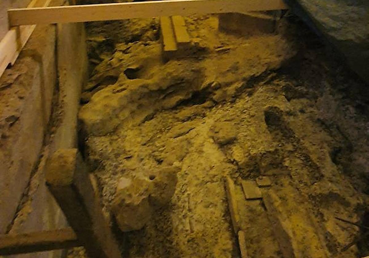 La excavación de varios enterramientos en el interior del templo.