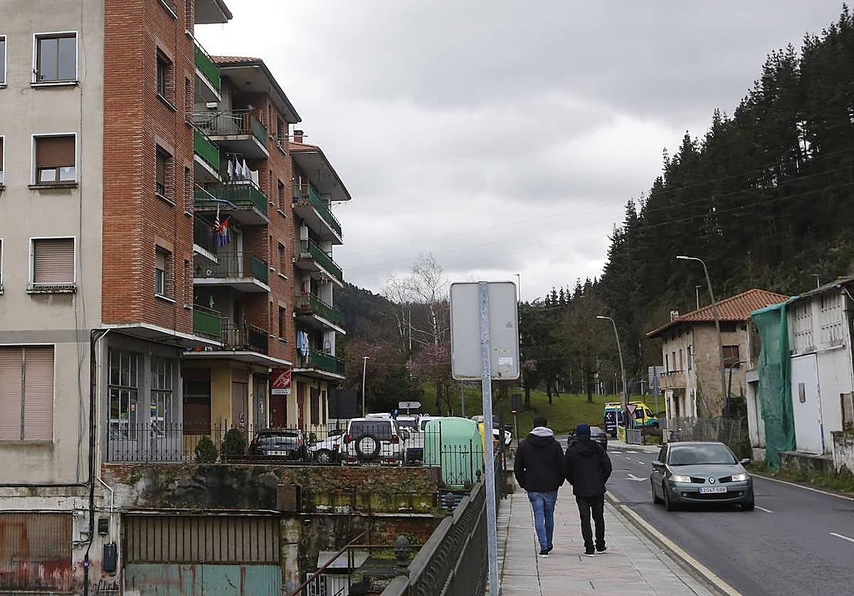 Los vecinos de Balmaseda solicitan pasos de cebra iluminados y elementos que rebajen la velocidad de los vehículos en sus calles.