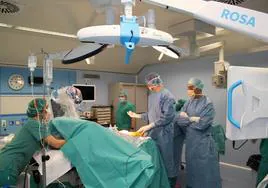 Una de las tecnologías punteras con las que cuenta el hospital San Juan de Dios es el robot quirúrgico ROSA.