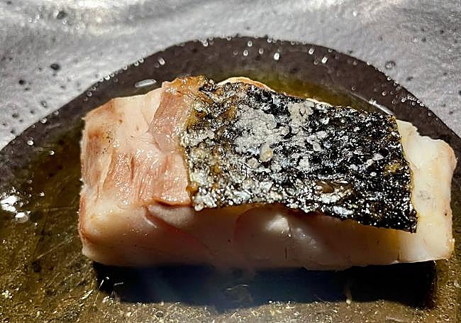 Porción de lubina de Armintza asada.