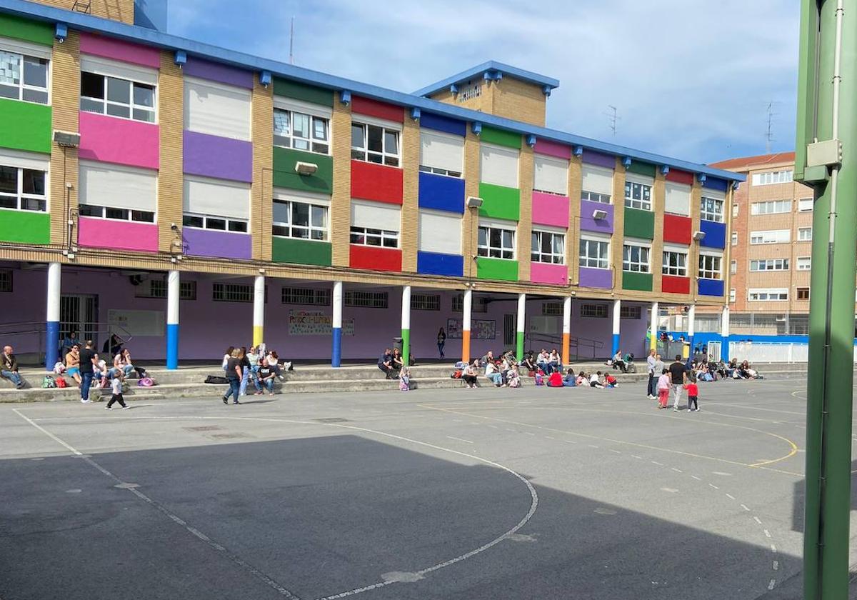 Imagen de patio del colegio Arteagabeitia, uno de los centros en los que han hecho labores de repintado y rehabilitación.