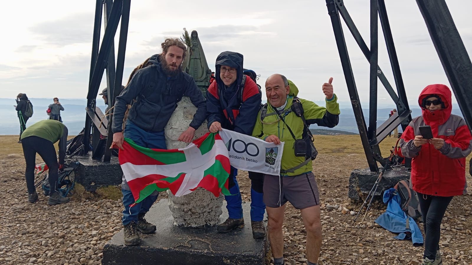 Cita de amigos bajo la Cruz. Carlos y Odei de Vitoria y Suso de Bilbao.