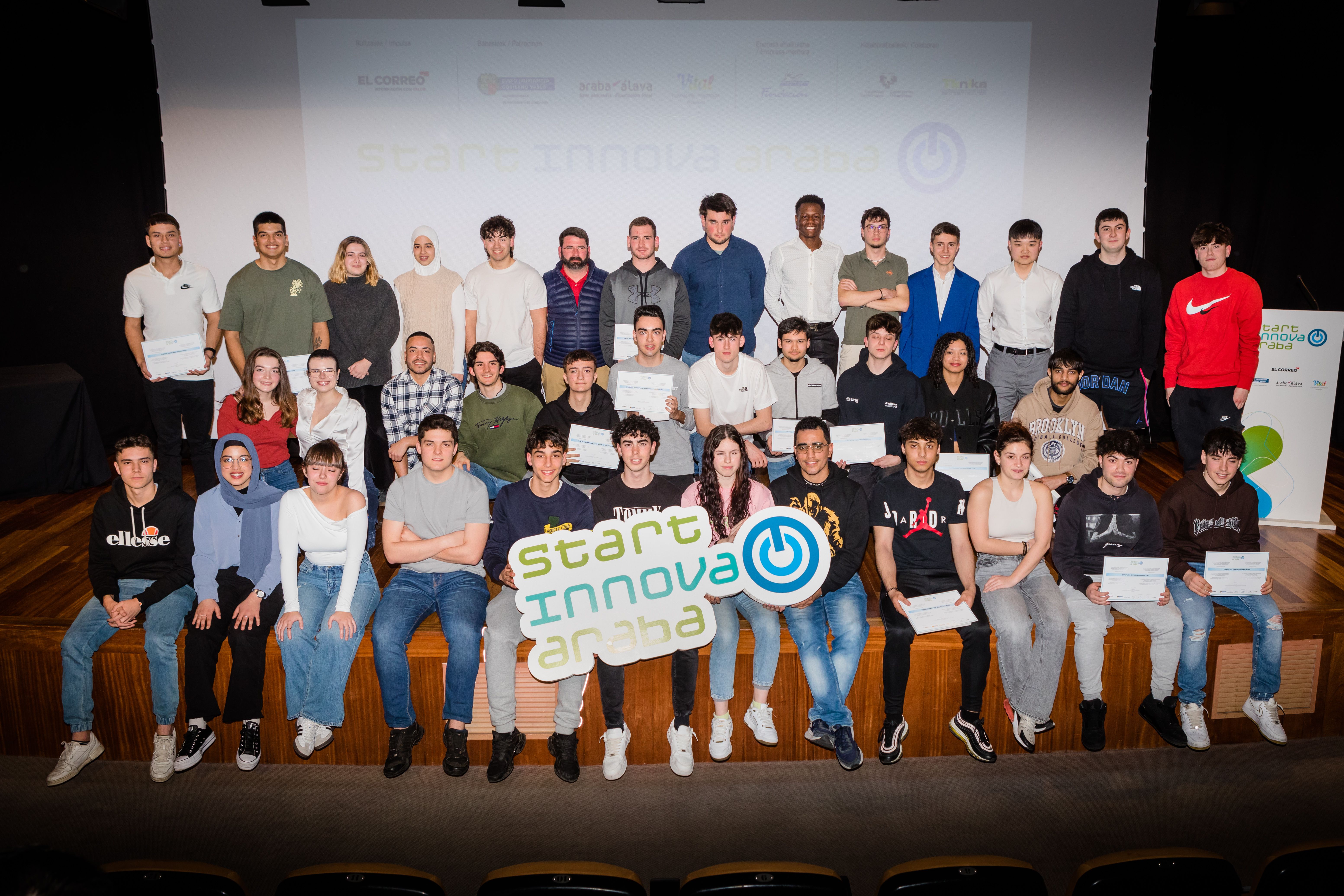 Foto de familia de los ganadores de la edición 2023-2024 de los premios STARTInnova Álava.