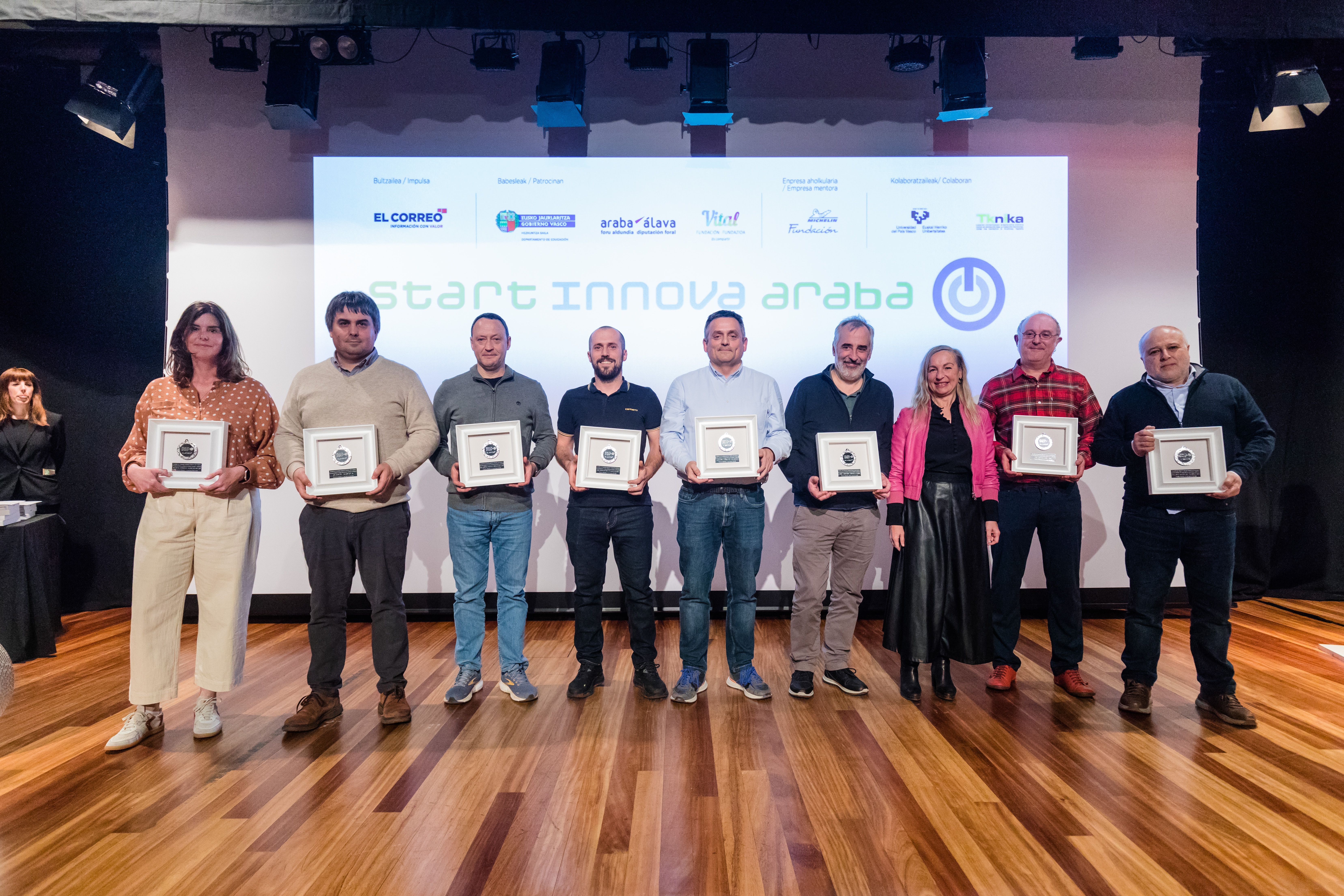 Nere Pérez de San Román (Marianistas), Mikel Makazaga (Olabide), Asier Arregi (Agrario Arkaute), Xabier Franco (Miguel de Unamuno), Juantxo Jiménez (Urkide), Javier Otxoa de Alaiza (Mendizabala), Aintzane Arrese, delegación de Educación del Gobierno vasco en Álava; Iurgi Aguirre (Ekialdea) y Simón Sánchez (Francisco de Vitoria).