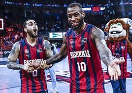 Miller-McIntyre y Howard ríen tras finalizar el partido.