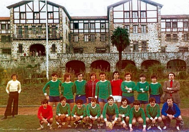 El equipo de San Viator en el 'Refor' de Amurrio, hacia 1973.