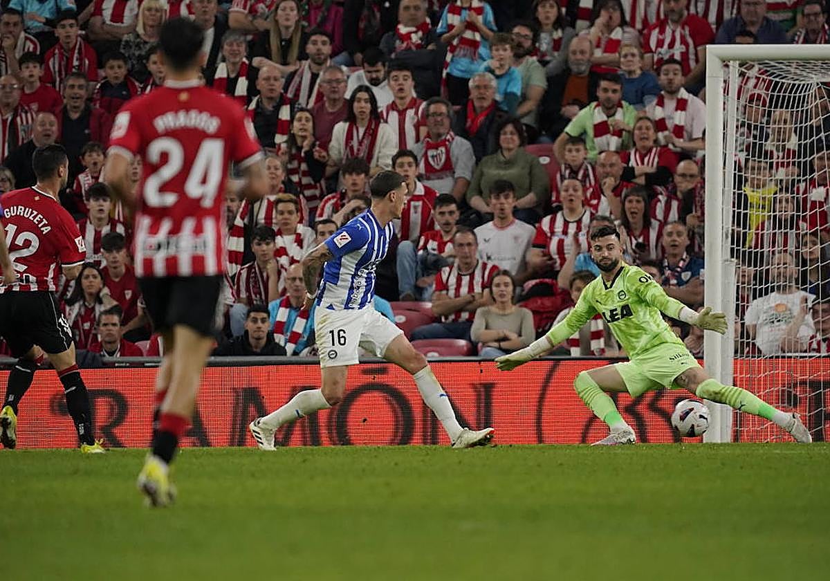 Sivera no puede evitar el segundo tanto de Guruzeta.