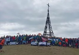 300 mendizales celebran en la cima del Gorbea el centenario de la Federación Vasca de Montaña
