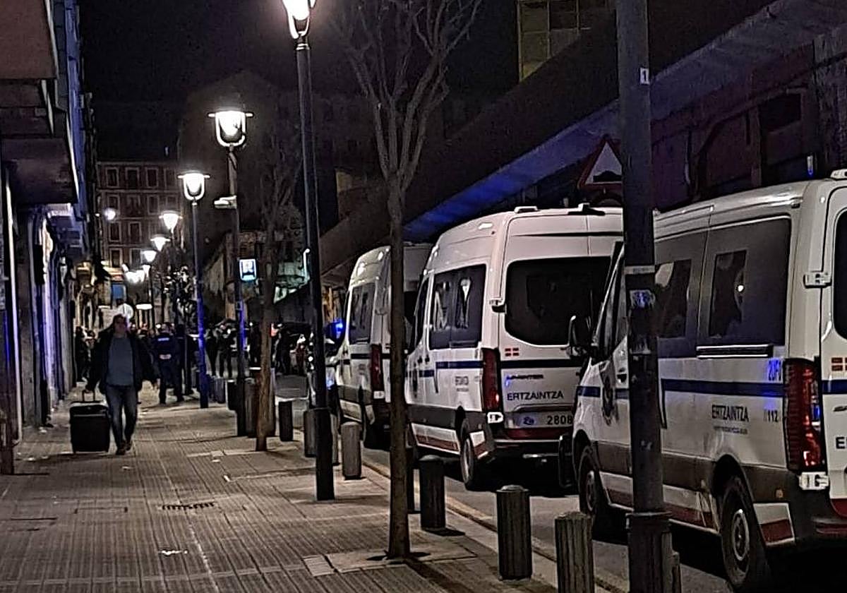 Las furgonetas policiales llamaron la atención de los vecinos, a las tres de la madrugada.