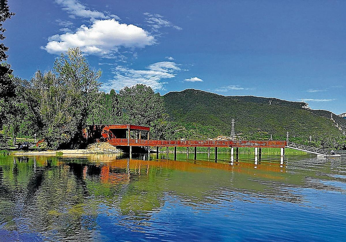 Embarcadero del Valle de Tobalina desde el que partirá el recorrido por el embalse.
