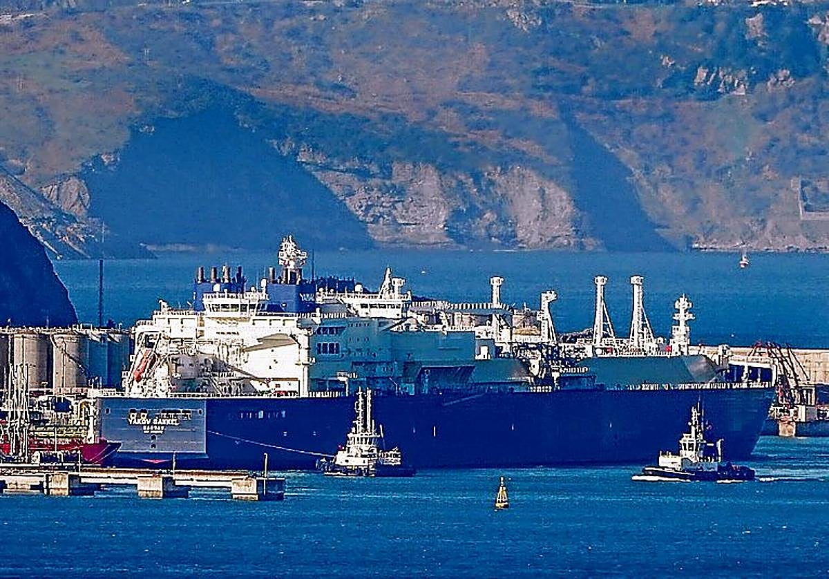 Un gasero descarga combustible de origen ruso en Bilbao.