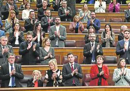 Diputados del PSOE aplauden en una sesión del Congreso.