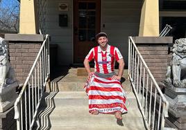 Iker, vestido de rojiblanco, vive en la ciudad estadounidense de Grand Rapids (Michigan)