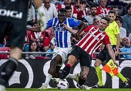 Yeray roba el balón a Samu Omorodion.