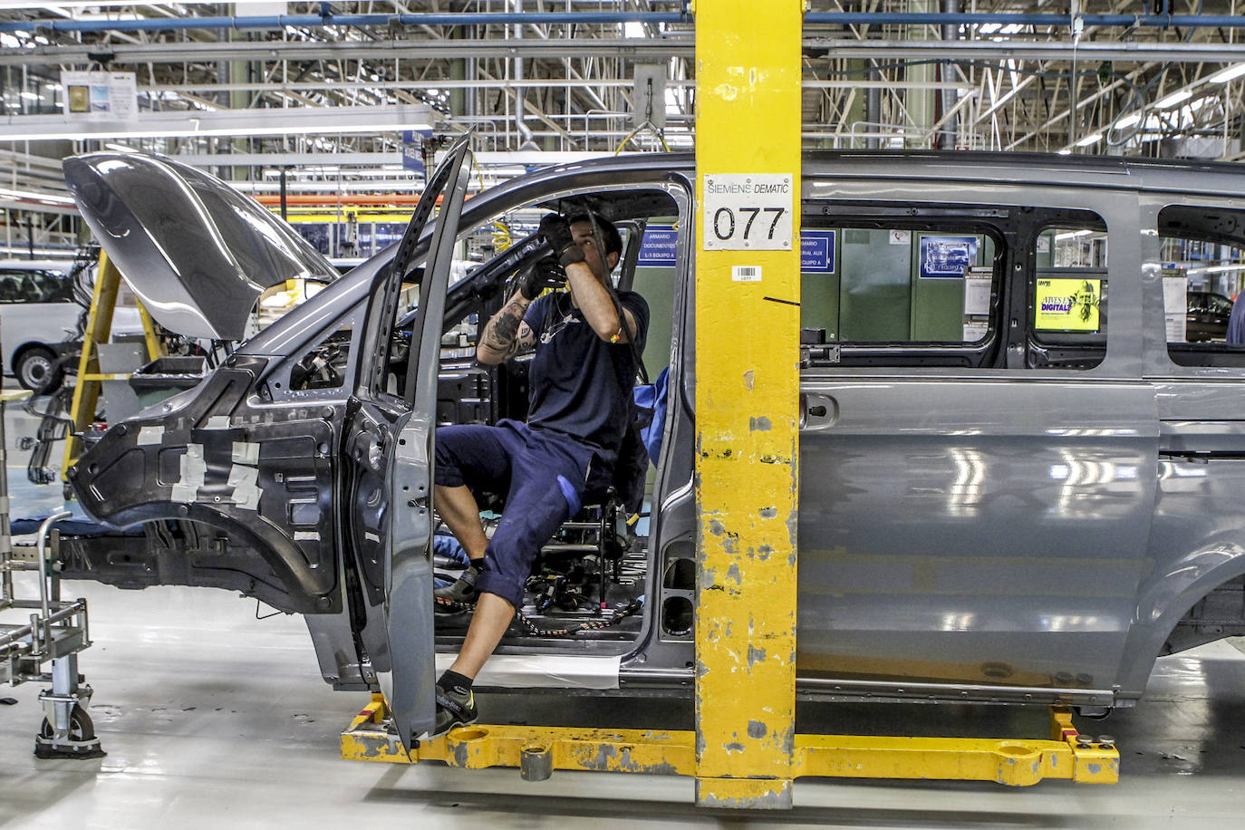 Un trabajador en la fábrica de Mercedes de Vitoria