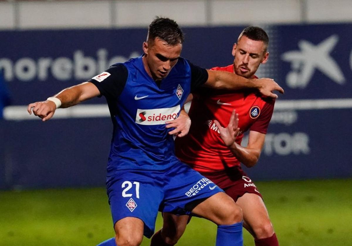 Alex Carbonell, durante el encuentro de la primera vuelta contra el Andorra en Lezama.