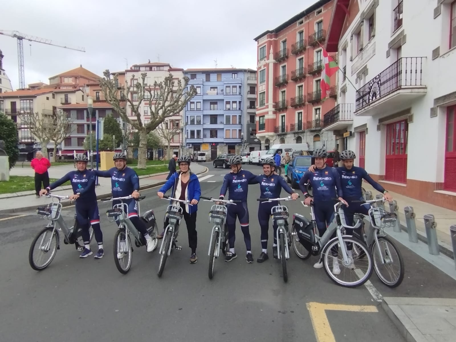 La grupación Bermeoko Ziklistek se ha encargado de inaugurar la nueva temporada de bicicletas eléctricas en Busturialdea.