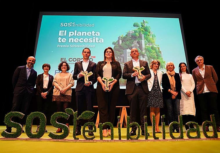 Representantes de las empresas galardonadas y miembros del jurado posan en la entrega de los premios.