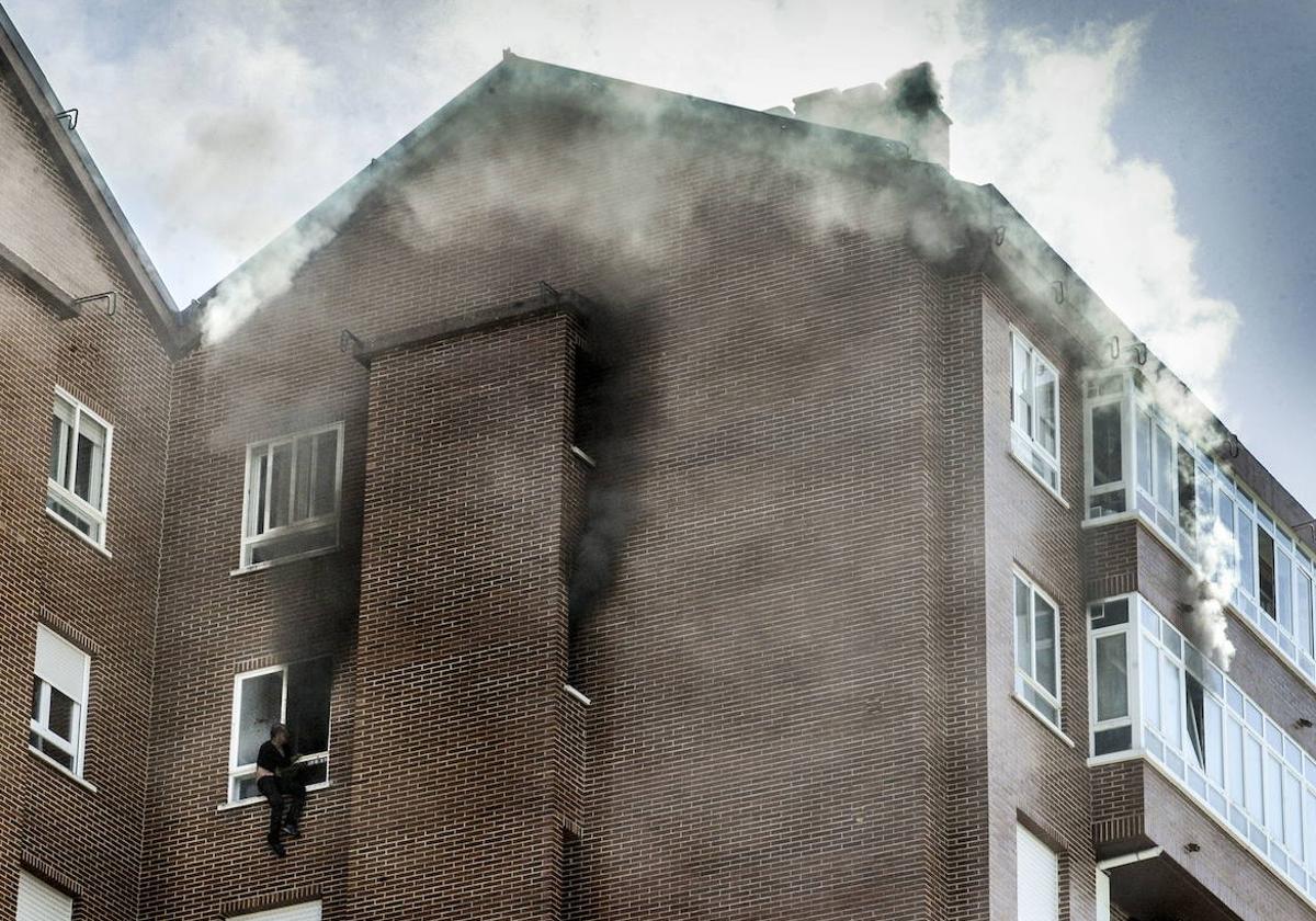 El asesino, con la camiseta desgarrada y ensangrentada, se asomó a la ventana tras incendiar el piso y se arrojó finalmente al colchón desplegado por los bomberos.