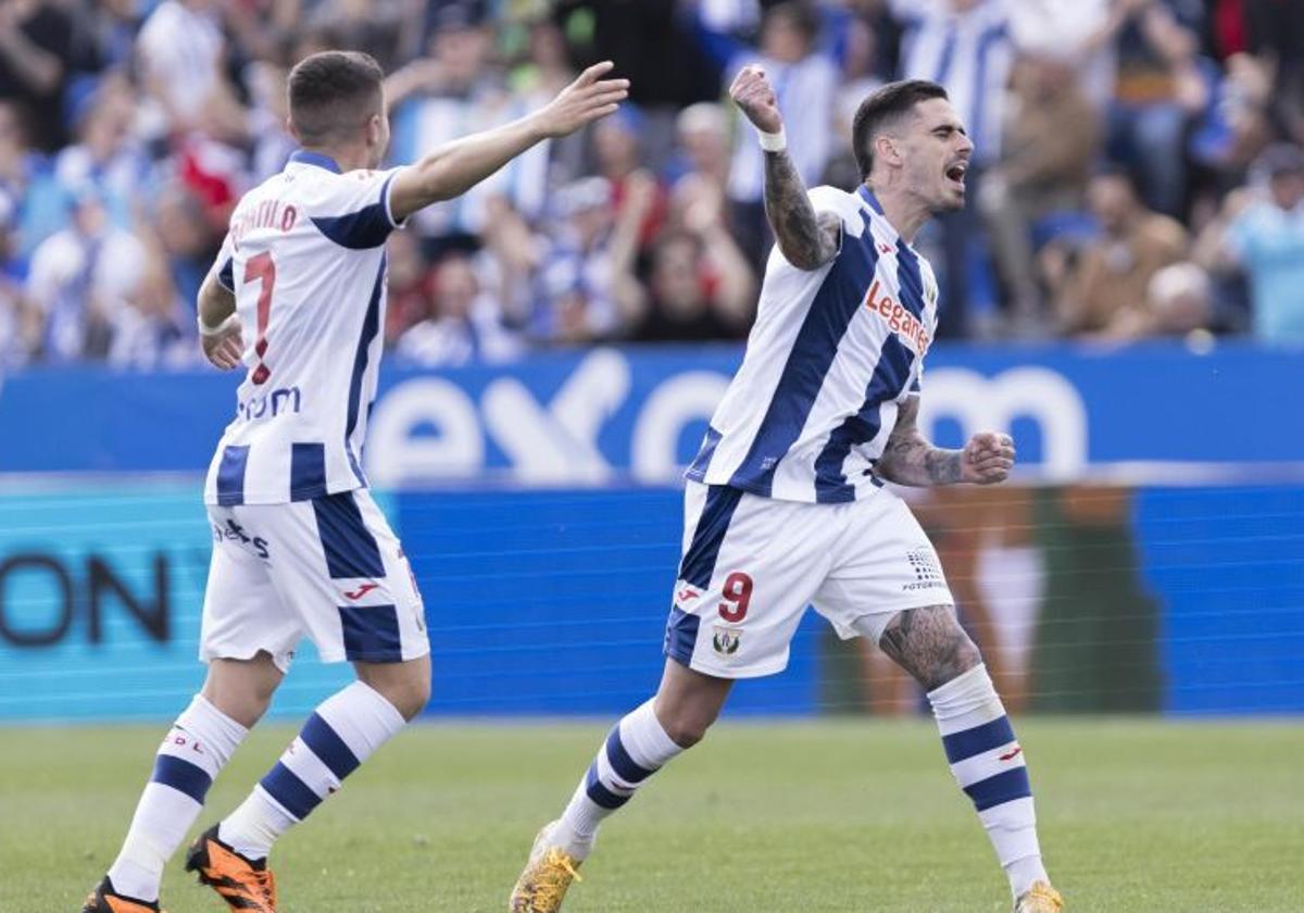 Miguel de la Fuente celebra con rabia su gol ante el Mirandés.