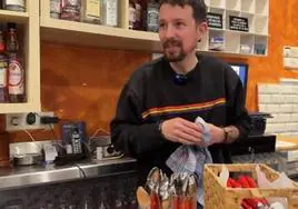 Pablo Iglesias limpiando los cubiertos en su nuevo bar a un día de la inauguración: «Estoy nervioso»