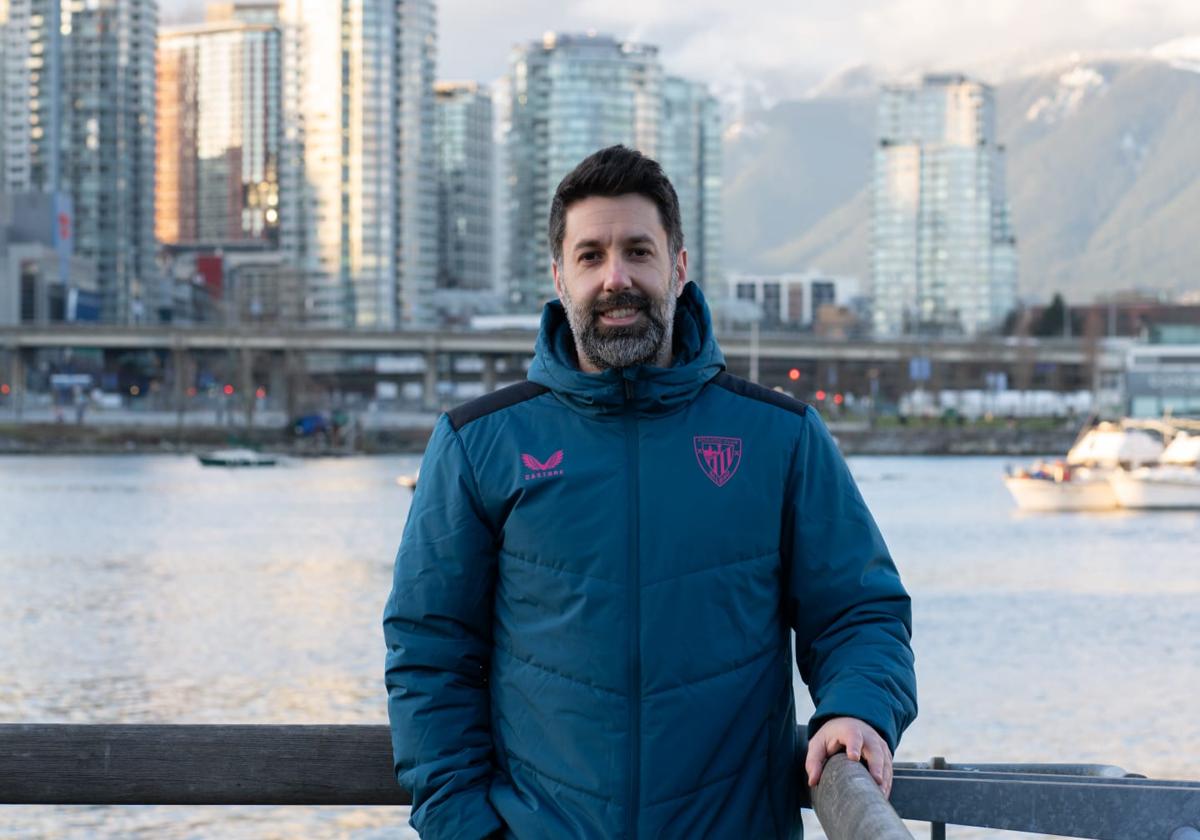 Raúl González posa en Vancouver con un anorak delAthletic.