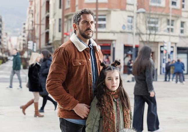 Paco Bilbao y Maia Zaitegi en el rodaje en Bilbao de 'Sin instrucciones'.