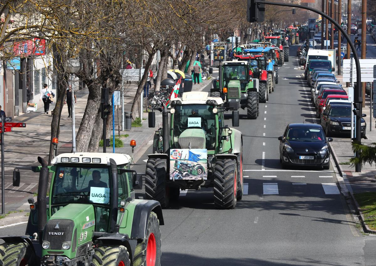 Imagen secundaria 1 - Los agricultores se han reunido con la delegada del Gobierno. Momentos de la movilización.