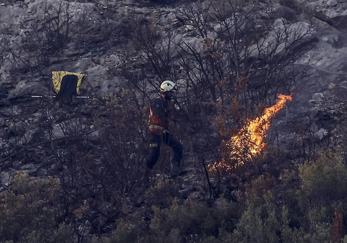 Labores de extinción en un incendio que tuvo lugar en 2022 en Zambrana.