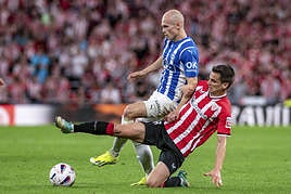 Guridi sufre una entrada de Galarreta en el derbi de San Mamés.