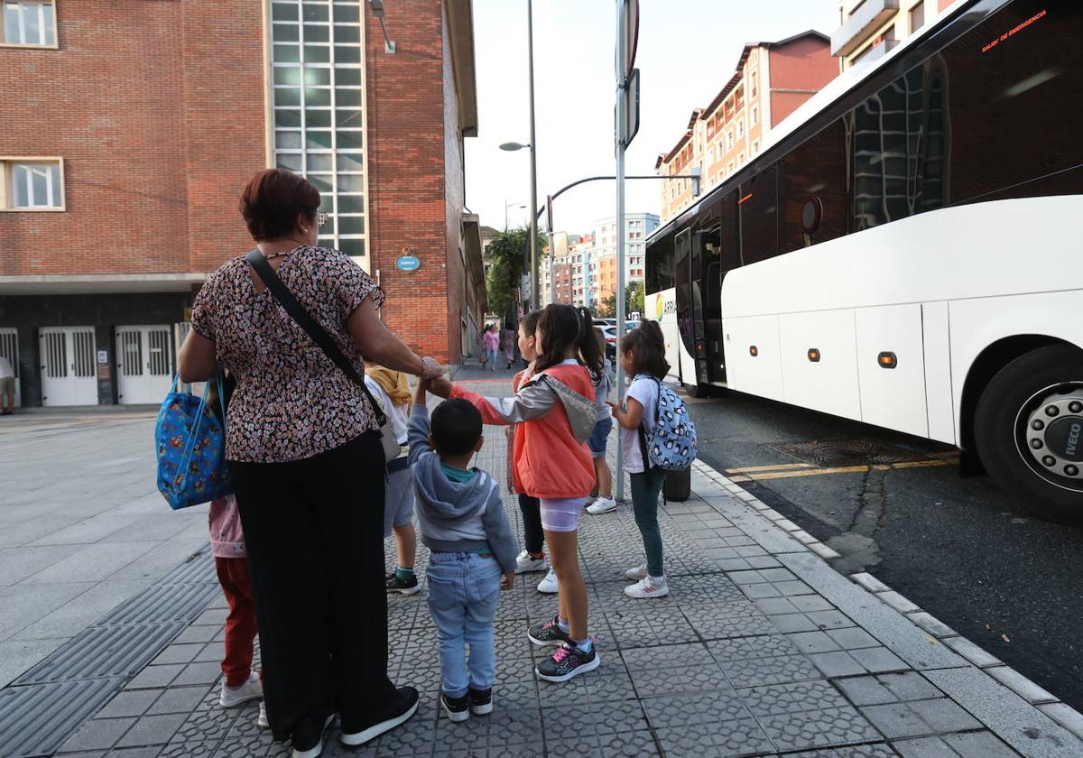 Autobús escolar en el colegio Basurto.