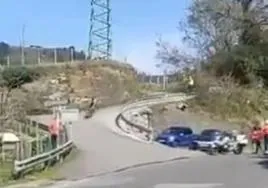 La aparatosa caída por un terraplén de un ciclista en una carrera en Bizkaia