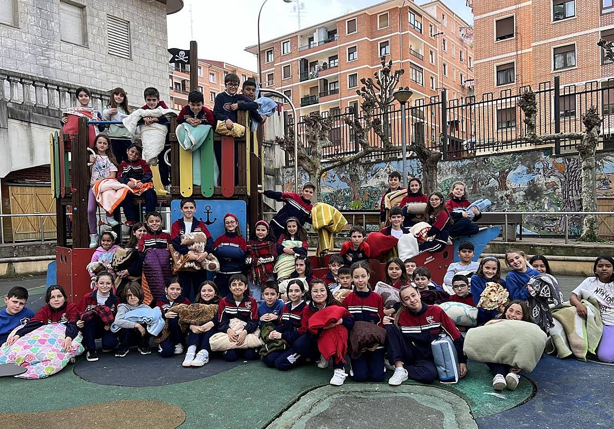 La clase de 4º de Primaria ha impulsado una campaña de recogida de mantas para las personas sin hogar de Bilbao.