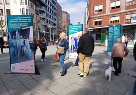 Doce fotografías colocadas en la plaza Bide Onera de Barakaldo piden dignidad y respeto para los mayores.