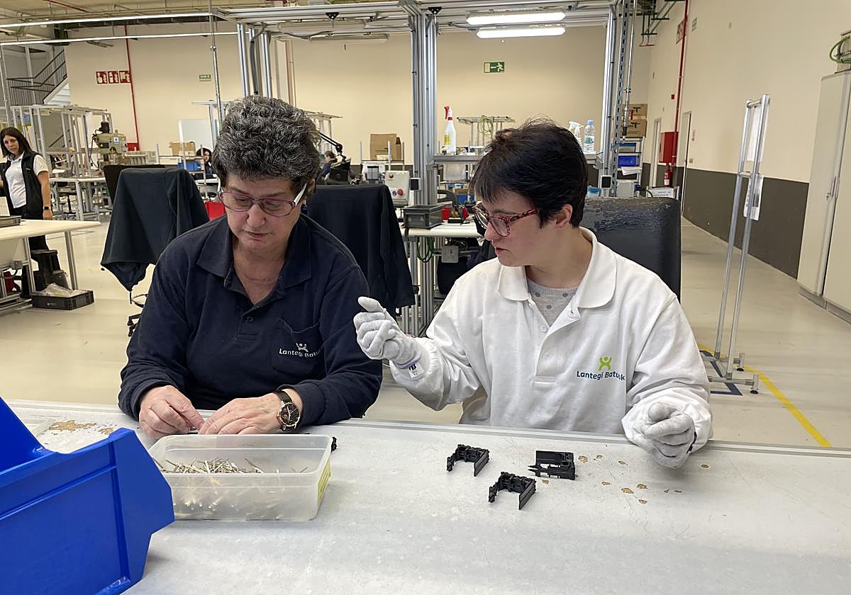 Las trabajadoras Maite Muñoz y Zaida Sánchez en el taller del nuevo centro de Etxebarri.