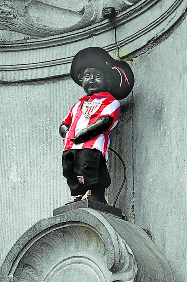 El Manneken Pis, vestido de rojiblanco.