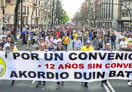 La manifestación de ertzainas recorrió la Gran Vía de Bilbao.